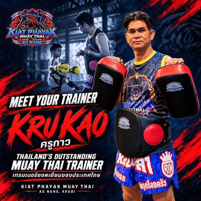 Kru Kao holding Thai pads